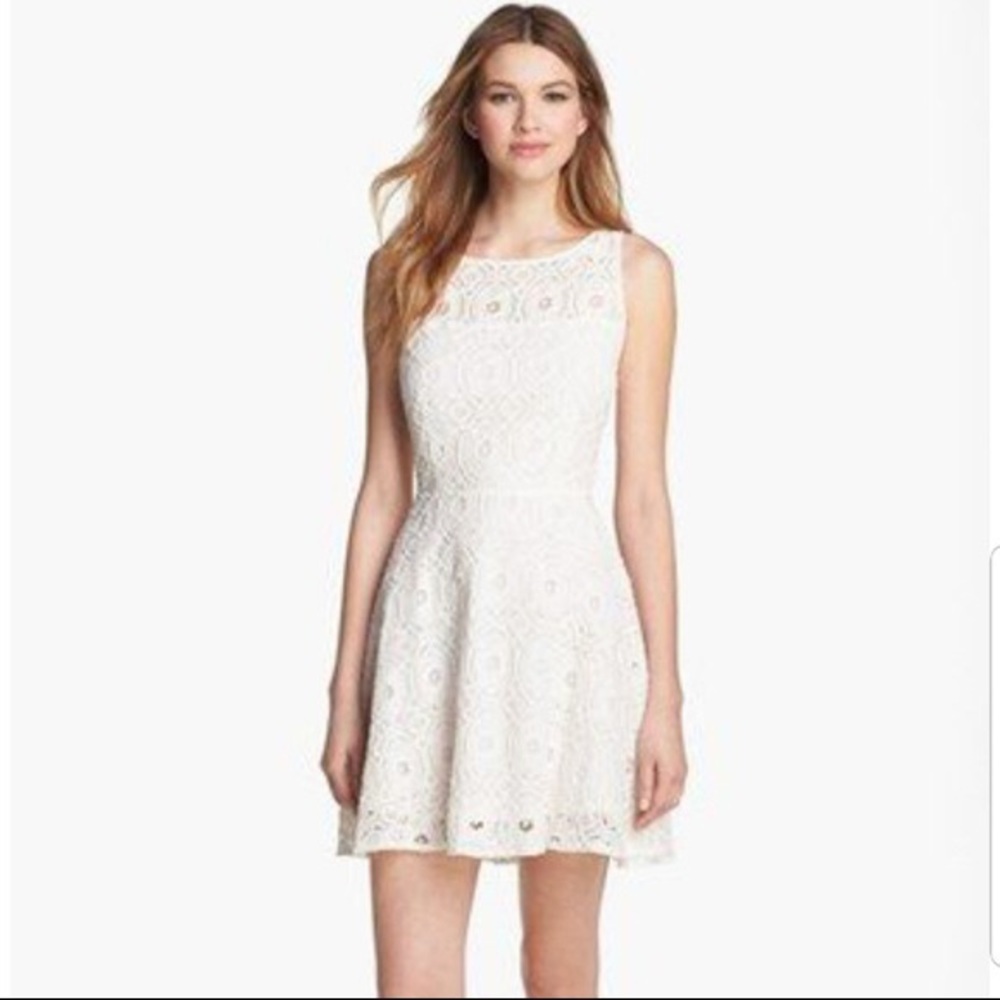 BB DAKOTA CREAM LACE FIT & FLARE DRESS(worn once)